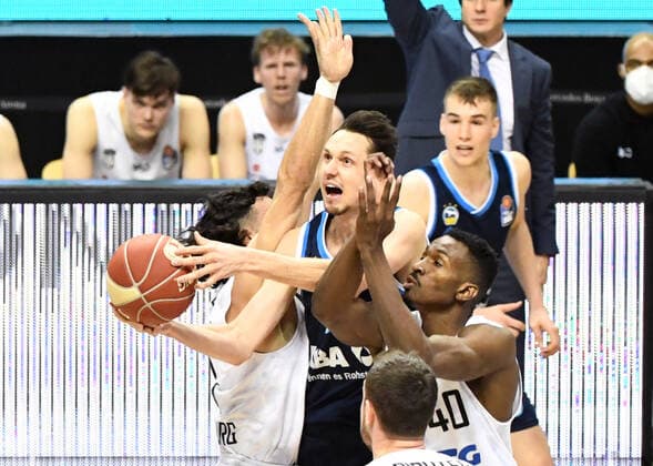 Basketball, men, 2020 2021 season, Bundesliga quarterfinals, game 2 , Alba Berlin Hamburg Towers, f l Maximilian DiLeo Hamburg Towers , Marcus Eriksson Alba Berlin , Johannes Richter Hamburg Towers , Zac Cuthbertson Hamburg Towers , 22 05 2021, Copyright: xSebastianxRäppoldx xMatthiasxKox