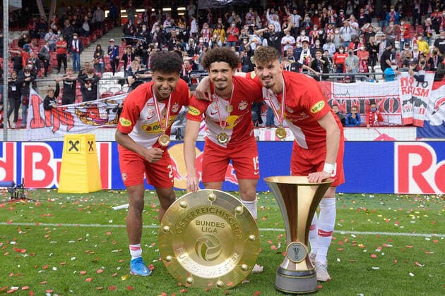 Salzburg, Austria 22 May 2021 tipico Bundesliga 2020 2021 Sp 32 RB Salzburg vs WSG Tirol v li Karim Adeyemi FC Red Bull Salzburg , Andre Ramalho FC Red Bull Salzburg and Mergim Berisha FC Red Bull Salzburg with the championship trophy and the cup Red Bull Arena Copyright: xFotostandx xWassmuthx