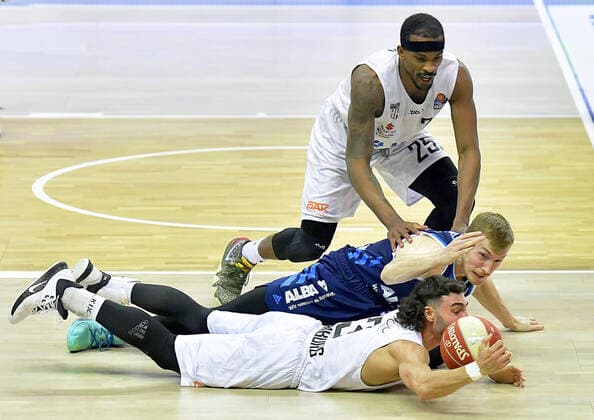 22 05 2021, xlakx, basketball playoff quarterfinals game 2, Alba Berlin Hamburg Towers emspor, v l Max DiLeo Hamburg Towers 3 ,Niels Giffey Alba Berlin, No 05 ,Terry Allen Hamburg Towers 25 Berlin