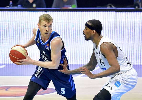 22 05 2021, xlakx, basketball playoff quarterfinals game 2, Alba Berlin Hamburg Towers emspor, v l Niels Giffey Alba Berlin, No 05 ,Terry Allen Hamburg Towers 25 Berlin