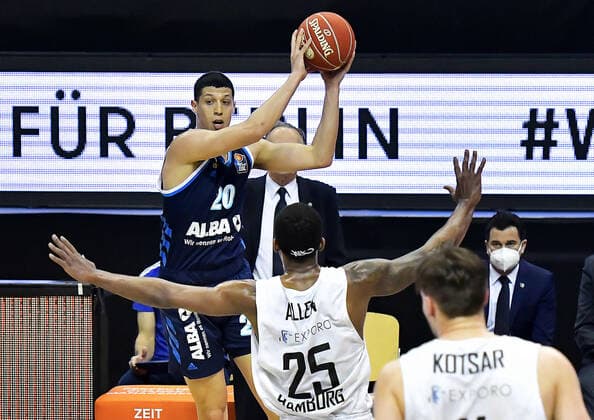 22 05 2021, xlakx, basketball playoff quarterfinals game 2, Alba Berlin Hamburg Towers emspor, v l Simone Fontecchio Alba Berlin, No 20 ,Terry Allen Hamburg Towers 25 ,Maik Kotsar Hamburg Towers 11 Berlin