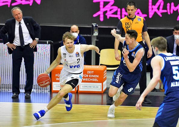22 05 2021, xlakx, basketball playoff quarterfinals game 2, Alba Berlin Hamburg Towers emspor, v l Aito Garcia Reneses Alba Berlin coach ,Jordan Swing Hamburg Towers 2 ,Simone Fontecchio Alba Berlin, No 20 Berlin.