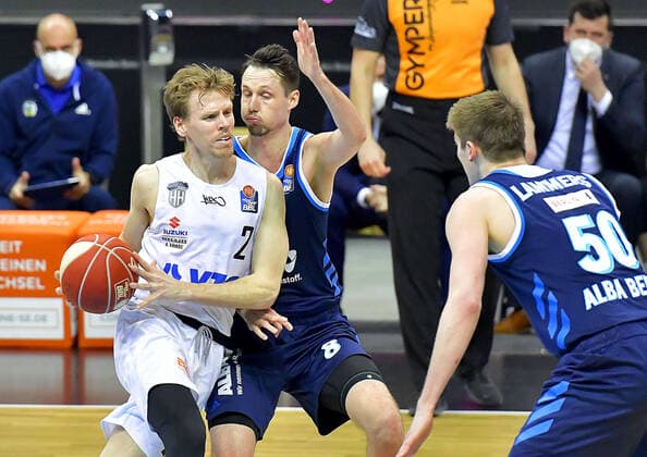 22 05 2021, xlakx, basketball playoff quarterfinals game 2, Alba Berlin Hamburg Towers emspor, v l Jordan Swing Hamburg Towers 2 ,Simone Fontecchio Alba Berlin, No 20 ,Ben Lammers Alba Berlin, No 50 Berlin