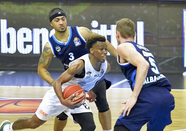 22 05 2021, xlakx, basketball playoff quarterfinals game 2, Alba Berlin Hamburg Towers emspor, v l Peyton Siva Alba Berlin, No 03 ,TJ Shorts Hamburg Towers 0 ,Niels Giffey Alba Berlin, No 05 Berlin