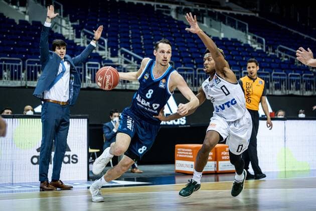 Basketball Berlin 22 05 2021 1 Bundesliga easyCredit BBL BBL Season 2020 2021 Playoffs Quarterfinals Game 2 Alba Berlin Hamburg Towers Marcus Eriksson Alba Berlin, No 08 T J Shorts Hamburg, No 00 Pedro Calles Hamburg, coach li
