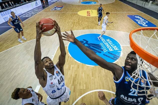 Basketball Berlin 22 05 2021 1 Bundesliga easyCredit BBL BBL Season 2020 2021 Playoffs Quarterfinals Game 2 Alba Berlin Hamburg Towers Zac Cuthbertson Hamburg, No 40 Christ Koumadje Alba Berlin, No 21