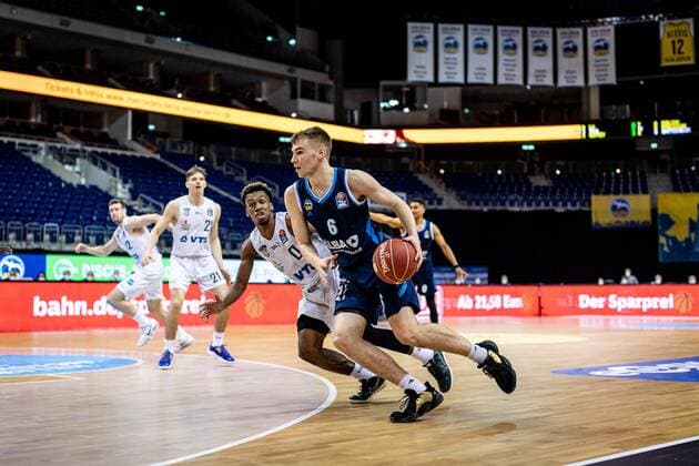 Basketball Berlin 22 05 2021 1 Bundesliga easyCredit BBL BBL Season 2020 2021 Playoffs Quarterfinals Game 2 Alba Berlin Hamburg Towers Malte Delow Alba Berlin, No 06 T J Shorts Hamburg, No 00