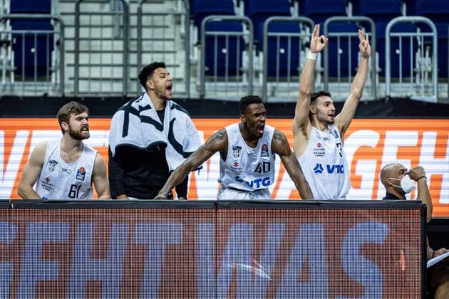 Basketball Berlin 22 05 2021 1 Bundesliga easyCredit BBL BBL Season 2020 2021 Playoffs Quarterfinals Game 2 Alba Berlin Hamburg Towers Cheers Hamburg Patrick Spencer Hamburg, No 61 Marvin Ogunsipe Hamburg, No 26 Zac Cuthbertson Hamburg, No 40 Max DiLeo Hamburg, No 03 vlnr