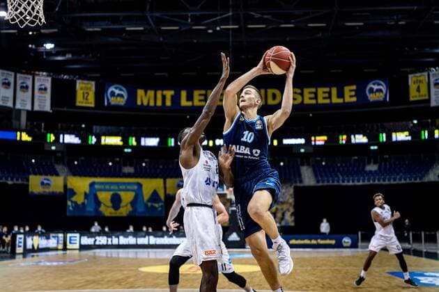 Basketball Berlin 22 05 2021 1 Bundesliga easyCredit BBL BBL Season 2020 2021 Playoffs Quarterfinals Game 2 Alba Berlin Hamburg Towers Tim Schneider Alba Berlin, No 10 Zac Cuthbertson Hamburg, No 40