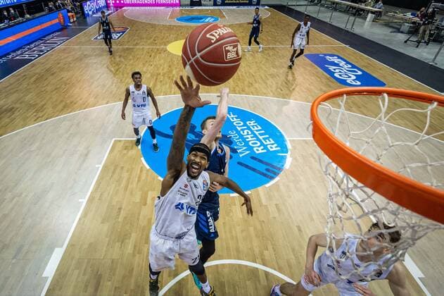 Basketball Berlin 22 05 2021 1 Bundesliga easyCredit BBL BBL Season 2020 2021 Playoffs Quarterfinals Game 2 Alba Berlin Hamburg Towers Terry Allen Hamburg, No 25 Niels Giffey Alba Berlin, No 05
