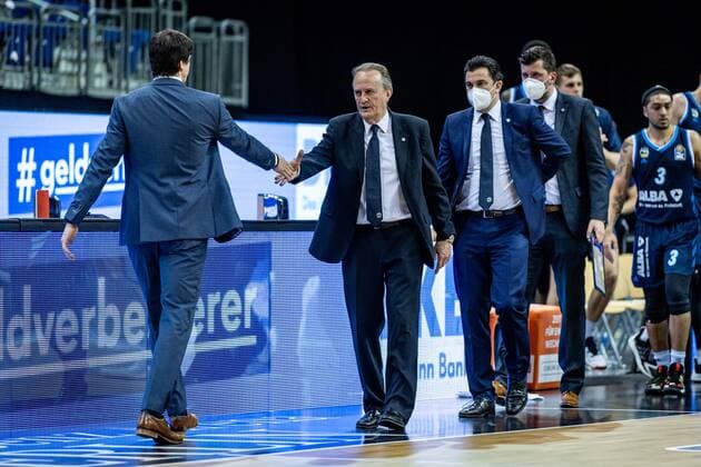 Basketball Berlin 22 05 2021 1 Bundesliga easyCredit BBL BBL Season 2020 2021 Playoffs Quarterfinals Game 2 Alba Berlin Hamburg Towers Pedro Calles Hamburg, coach li Aito Garcia Reneses Alba Berlin, coach shake hands Israel Gonzalez Alba Berlin, assistant coach.