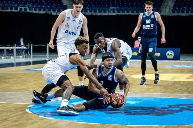 Basketball Berlin 22 05 2021 1 Bundesliga easyCredit BBL BBL Season 2020 2021 Playoffs Quarterfinals Game 2 Alba Berlin Hamburg Towers Peyton Siva Alba Berlin, No 03 T J Shorts Hamburg, No 00 Maik Kotsar Hamburg, No 11
