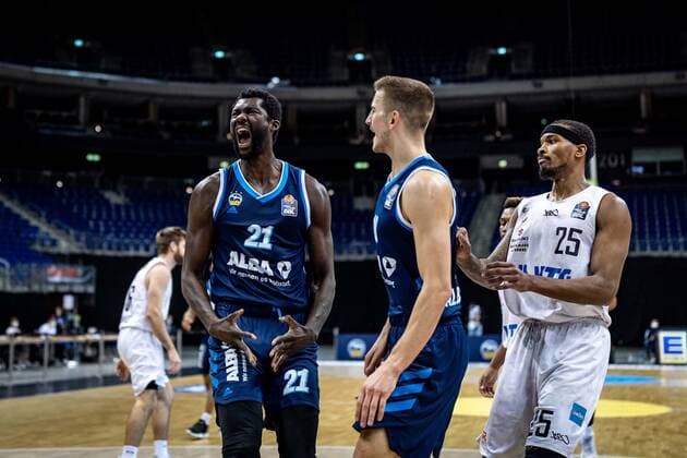 Basketball Berlin 22 05 2021 1 Bundesliga easyCredit BBL BBL Season 2020 2021 Playoffs Quarterfinals Game 2 Alba Berlin Hamburg Towers Christ Koumadje Alba Berlin, No 21 Cheers Tim Schneider Alba Berlin, No 10 Terry Allen Hamburg, No 25