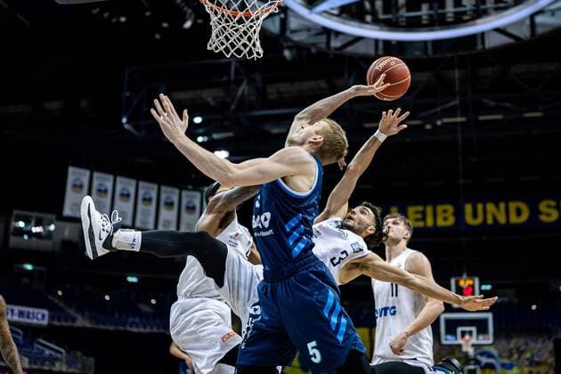 Basketball Berlin 22 05 2021 1 Bundesliga easyCredit BBL BBL Season 2020 2021 Playoffs Quarterfinals Game 2 Alba Berlin Hamburg Towers Niels Giffey Alba Berlin, No 05 Max DiLeo Hamburg, No 03