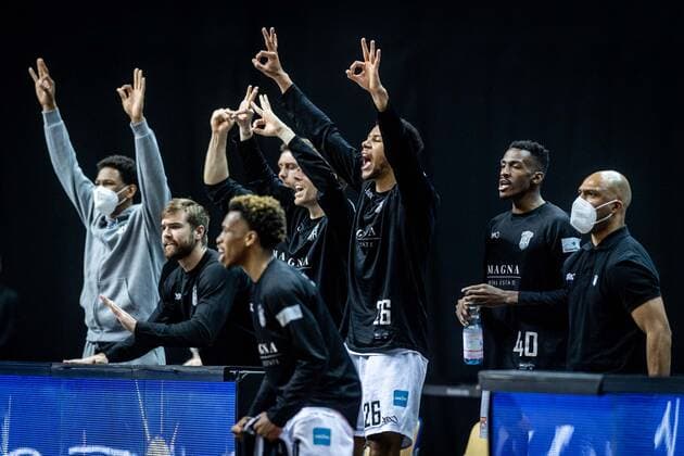 Basketball Berlin 22 05 2021 1 Bundesliga easyCredit BBL BBL Season 2020 2021 Playoffs Quarterfinals Game 2 Alba Berlin Hamburg Towers Cheers Hamburg Marvin Ogunsipe Hamburg, No 26 Zac Cuthbertson Hamburg, No 40 Patrick Spencer Hamburg, No 61 and others.