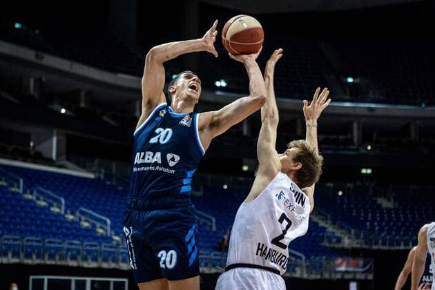 Basketball Berlin 22 05 2021 1 Bundesliga easyCredit BBL BBL Season 2020 2021 Playoffs Quarterfinals Game 2 Alba Berlin Hamburg Towers Simone Fontecchio Alba Berlin, No 20 Jordan Swing Hamburg, No 00