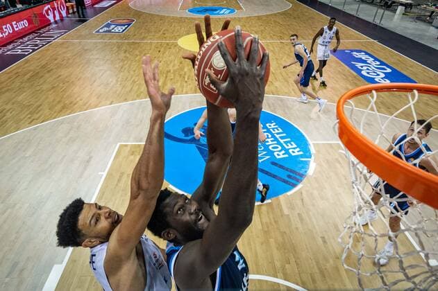 Basketball Berlin 22 05 2021 1 Bundesliga easyCredit BBL BBL Season 2020 2021 Playoffs Quarterfinals Game 2 Alba Berlin Hamburg Towers Christ Koumadje Alba Berlin, No 21 Marvin Ogunsipe Hamburg, No 26
