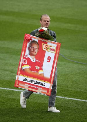 22.05.2021, Fussball 1. Bundesliga 2020 2021, 34. Spieltag, 1. FC Union Berlin - RB Leipzig, im Stadion An der Alten Försterei Berlin. Joel Pohjanpalo (Union Berlin) wird vor dem Spiel verabschiedet ***DFL and DFB regulations prohibit any use of photographs as image sequences and or quasi-video.*** *** 22 05 2021, Football 1 Bundesliga 2020 2021, 34 Matchday, 1 FC Union Berlin RB Leipzig, at Stadion An der Alten Försterei Berlin Joel Pohjanpalo Union Berlin will be seen off before the match DFL and DFB regulations prohibit any use of photographs as image sequences and or quasi video
