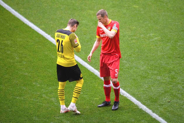 Bilder des Jahres 2021, Sport 05 Mai Sport Themen der Woche KW20 Fussball 1. Bundesliga Borussia Dortmund - Bayer 04 Leverkusen 3:1 Lukasz PISZCZEK (DO) mit Sven BENDER (LEV) im Gespraech, Abschied, letztes Spiel. Fussball 1. Bundesliga, 34. Spieltag, Borussia Dortmund (DO) - Bayer 04 Leverkusen (LEV) 3:1, am 22.05.2021 in Dortmund Deutschland. Foto: Edith Geuppert GES Pool via Fotoagentur Sven Simon DFL regulations prohibit any use of photographs as image sequences and or quasi-video Editorial Use ONLY National and International News Agencies OUT Sven Simon Fotoagentur GmbH & Co. Pressefoto KG www.svensimon.net Dortmund Signal-Iduna-Park NRW Deutschland *** Football 1 Bundesliga Borussia Dortmund Bayer 04 Leverkusen 3 1 Lukasz PISZCZEK DO with Sven BENDER LEV in conversation, farewell, last game Football 1 Bundesliga, 34 Spieltag, Borussia Dortmund DO Bayer 04 Leverkusen LEV 3 1, am 22 05 2021 in Dortmund Germany Foto Edith Geuppert GES Pool via Fotoagentur Sven Simon DFL regulations prohibit any use of photographs as image sequences and or quasi video Editorial Use ONLY National and International News Agencies OUT Sven Simon Fotoagentur hangenfoto Martin Hangen Dortmund Signal Iduna Park NRW Germany Poolfoto SVEN SIMON GES Edith Geuppert pool ,EDITORIAL USE ONLY