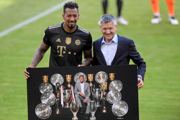 22 05 2021, Football 1 Bundesliga FC Bayern FC Augsburg 22 05 2021, Football 1 Bundesliga 2020 2021, 34 Matchday, FC Bayern München FC Augsburg, at Allianz Arena Munich Farewell to deserving Bayern players and officials, before the match from left Jerome Boateng FC Bayern München with President Herbert Hainer FC Bayern Photo Bernd Feil M i S Pool For journalistic purposes only Only for editorial use According to the DFL Deutsche Fußball Liga regulations, it is prohibited, DFL regulations prohibit any use of photographs as image sequences and or quasi video National and international NewsAgencies OUT Munich Bayern Germany Poolfoto ,EDITORIAL USE ONLY
