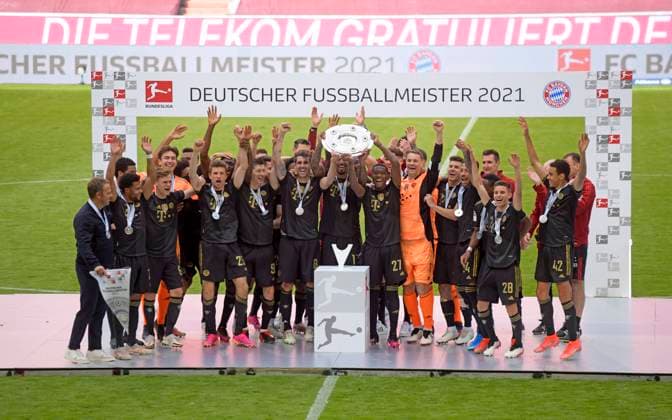 22 05 2021, Football 1 Bundesliga FC Bayern FC Augsburg 22 05 2021, Football 1 Bundesliga 2020 2021, 34 Matchday, FC Bayern München FC Augsburg, at Allianz Arena Munich FC Bayern München is the German Football Champion, award ceremony and post-match celebrations Photo Bernd Feil M i S Pool For journalistic purposes only Only for editorial use In accordance with the DFL Deutsche Fußball Liga regulations, it is prohibited, DFL regulations prohibit any use of photographs as image sequences and or quasi video National and international NewsAgencies OUT München Bayern Deutschland Poolfoto ,EDITORIAL USE ONLY