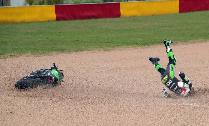 Bilder des Jahres 2021, Sport 05 Mai Sport Themen der Woche KW20 Sport Bilder des Tages German SuperSport rider Philipp Oettl, of Kawasaki Puccetti Racing team, falls as he competes in a Pirelli Aragon Round race at Motorland Alcaniz circuit, in Alcaniz, northeastern Spain, 23 May 2021. Superbike World Championship, WM, Weltmeisterschaft !ACHTUNG: NUR REDAKTIONELLE NUTZUNG!  Copyright: xJavierxCebolladax GRAF5104 20210523-637573758471630505