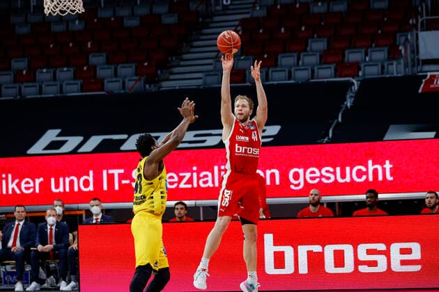 right Christian Sengfelder Brose Bamberg, 43 left Yorman Polas Bartolo MHP Riesen Ludwigsburg, 13 Brose Bamberg MHP Riesen Ludwigsburg easyCredit BBL Basketball Bundesliga Basketball Season 2020 21 Playoff Quarterfinals Game3 , Playoffs, 23 05 2021 Bamberg, Brose Arena Copyright: DanielxLöb