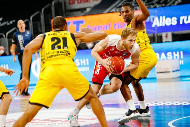 Center Christian Sengfelder Brose Bamberg, 43 Left Tremmell Darden MHP Riesen Ludwigsburg, 21 Right Jaleen Smith MHP Riesen Ludwigsburg, 03 Brose Bamberg MHP Riesen Ludwigsburg easyCredit BBL Basketball Bundesliga Basketball Season 2020 21 Playoff Quarterfinals Game3 , Playoffs, 23 05 2021 Bamberg, Brose Arena Copyright: DanielxLöb