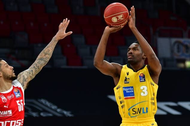 BAMBERG 23 05 2021 basketball easycredit 1 basketball Bundesliga 3 playoff quarterfinal game Brose Bamberg vs MHP Riesen Ludwigsburg Jaleen Smith 3, MHP Riesen Ludwigsburg throws against Tyler Larson 55, Brose Bamberg photo Hans Martin Issler isslerimages Brose Bamberg vs MHP Riesen Ludwigsburg
