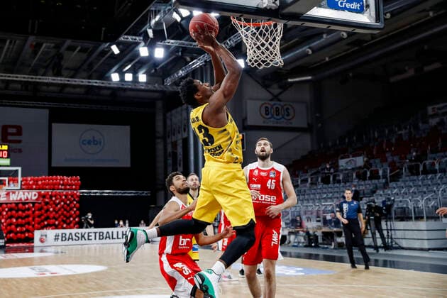 Center Yorman Polas Bartolo MHP Riesen Ludwigsburg, 13 right David Kravish Brose Bamberg, 45 left Kenneth Ogbe Brose Bamberg, 25 Brose Bamberg MHP Riesen Ludwigsburg easyCredit BBL Basketball Bundesliga Basketball Season 2020 21 Playoff Quarterfinals Game3 , Playoffs, 23 05 2021 Bamberg, Brose Arena Copyright: DanielxLöb