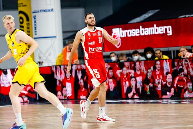 left Chase Fieler Brose Bamberg, 20 right Jacob Patrick MHP Riesen Ludwigsburg, 02 Brose Bamberg MHP Riesen Ludwigsburg easyCredit BBL Basketball Bundesliga Basketball Season 2020 21 Playoff Quarterfinal Game3 , Playoffs, 23 05 2021 Bamberg, Brose Arena Copyright: DanielxLöb