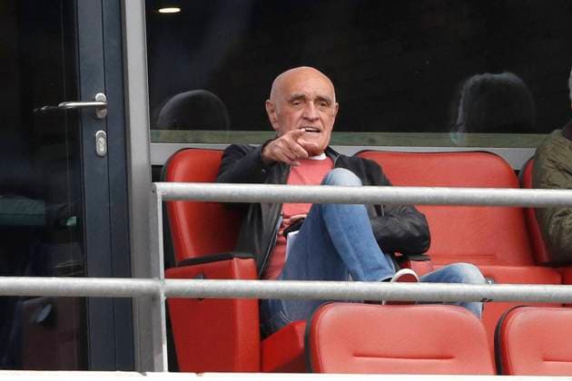 23 05 2021, HDI Arena, Hannover, Ligaspiel, 2 Bundesliga, Hannover 96 vs 1 FC Nuernberg, in picture Martin Kind Praesident, Hannover on the Tribuene gives sign DFL regulations prohibit any use of photographs as image sequences and or quasi video Hannover 96 vs 1 FC Nuernberg