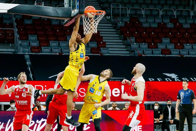 Above Tremmell Darden MHP Riesen Ludwigsburg, 21 left Christian Sengfelder Brose Bamberg, 43 2 v r Jonas Wohlfahrth Bottermann MHP Riesen Ludwigsburg, 18 right Alex Ruoff Brose Bamberg, 07 Brose Bamberg MHP Riesen Ludwigsburg easyCredit BBL Basketball Bundesliga Basketball Season 2020 21 Playoff Quarterfinal Game3 , Playoffs, 23 05 2021 Bamberg, Brose Arena Copyright: DanielxLöb