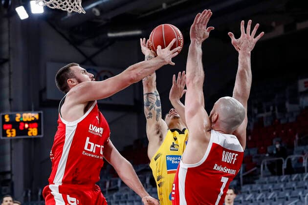 left Chase Fieler Brose Bamberg, 20 blocks center Jonah Radebaugh MHP Riesen Ludwigsburg, 12 right Alex Ruoff Brose Bamberg, 07 Brose Bamberg MHP Riesen Ludwigsburg easyCredit BBL Basketball Bundesliga Basketball Season 2020 21 Playoff Quarterfinals Game3 , Playoffs, 23 05 2021 Bamberg, Brose Arena Copyright: DanielxLöb