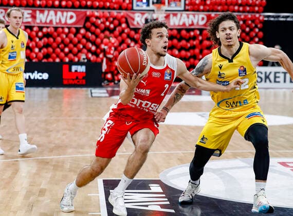 left Elias Baggette Brose Bamberg, 02 right Jonah Radebaugh MHP Riesen Ludwigsburg, 12 Brose Bamberg MHP Riesen Ludwigsburg easyCredit BBL Basketball Bundesliga Basketball Season 2020 21 Playoff Quarterfinals Game3 , Playoffs, 23 05 2021 Bamberg, Brose Arena Copyright: DanielxLöb