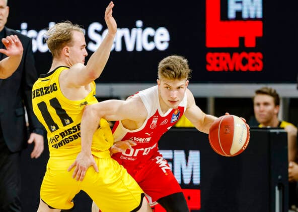 left Lukas Herzog MHP Riesen Ludwigsburg, 11 right Bennet Hundt Brose Bamberg, 33 Brose Bamberg MHP Riesen Ludwigsburg easyCredit BBL Basketball Bundesliga Basketball Season 2020 21 Playoff Quarterfinals Game3 , Playoffs, 23 05 2021 Bamberg, Brose Arena Copyright: DanielxLöb