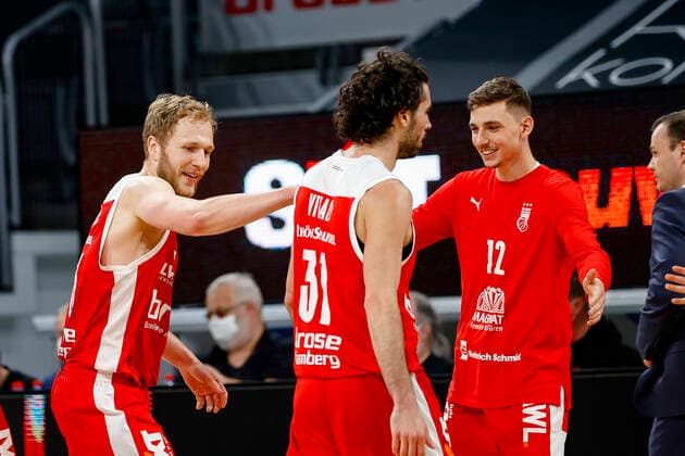 left Christian Sengfelder Brose Bamberg, 43 middle Michele Vitali Brose Bamberg, 31 right Moritz Plescher Brose Bamberg, 12 Brose Bamberg MHP Riesen Ludwigsburg easyCredit BBL Basketball Bundesliga Basketball Season 2020 21 Playoff Quarterfinal Game3 , Playoffs, 23 05 2021 Bamberg, Brose Arena Copyright: DanielxLöb