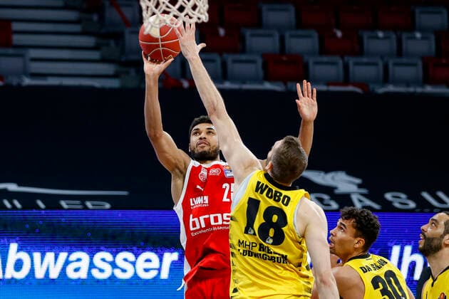 left Kenneth Ogbe Brose Bamberg, 25 center Jonas Wohlfahrth Bottermann MHP Riesen Ludwigsburg, 18 right Oscar da Silva MHP Riesen Ludwigsburg, 30 Brose Bamberg MHP Riesen Ludwigsburg easyCredit BBL Basketball Bundesliga Basketball Season 2020 21 Playoff Quarterfinals Game3 , Playoffs, 23 05 2021 Bamberg, Brose Arena Copyright: DanielxLöb