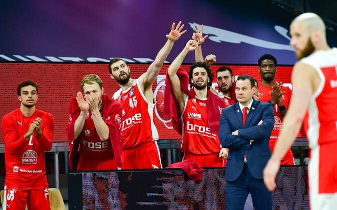BAMBERG 23 05 2021 Basketball easycredit 1 Basketball Bundesliga 3 playoff quarterfinal match Brose Bamberg vs MHP Riesen Ludwigsburg The Bamberg bench cheers successful action on the field Photo Hans Martin Issler isslerimages Brose Bamberg vs MHP Riesen Ludwigsburg