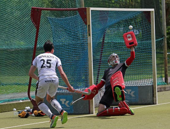 Test match of the German hockey men against Canada Canadas goalkeeper Antoni Kindler prevents a goal of the German national player Teo Hinrichs