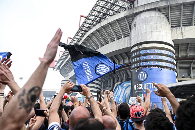 Foto Piero Cruciatti LaPresse 23 05 21 - Milano, Italia Calcio Inter vs Udinese - Campionato italiano di calcio Serie A TIM 2020-2021 - Stadio San Siro Nella foto: La squadra si affaccia sulla piazza per salutare i tifosi Foto Piero Cruciatti LaPresse 23 05 21 - Milan, Italy Sport, Soccer Inter vs Udinese _ Italian Serie A Football Championship 2020-2021 at San Siro Stadium In the photo: The team greets supporters outside San Siro  Copyright: xPieroxCruciatti LaPressex