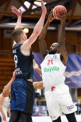 James Gist FC Bayern Muenchen Basketball in a duel with Fabian Bleck HAKRO Merlins Crailsheim , GER, HAKRO Merlins Crailsheim vs FC Bayern Basketball, 23 05 2021, Play Off Quarterfinal Game 4, Basketball Bundesliga, Season 2020 2021 GER, HAKRO Merlins Crailsheim vs FC Bayern Basketball, 23 05 2021, Play Off Quarterfinal Game 4, Basketball Bundesliga, Season 2020 202 Crailsheim Copyright: xEibnerxPressefoto MichaelxMemmlerx EP_MMR
