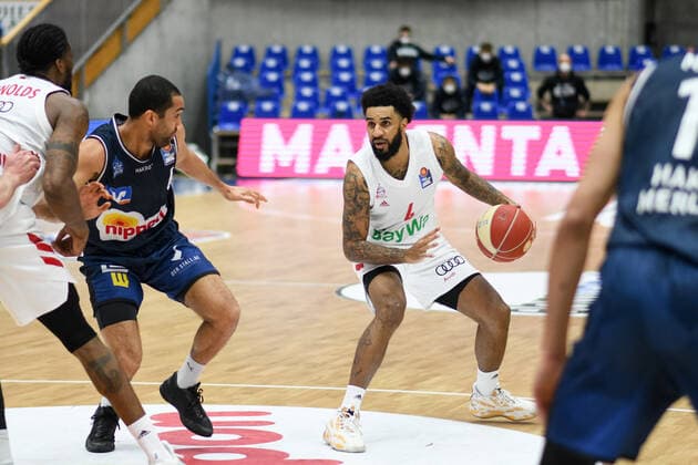 D J Seeley FC Bayern Muenchen Basketball in a duel with Elias Lasisi HAKRO Merlins Crailsheim , GER, HAKRO Merlins Crailsheim vs FC Bayern Basketball, 23 05 2021, Play Off Quarterfinal Game 4, Basketball Bundesliga, Season 2020 2021 GER, HAKRO Merlins Crailsheim vs FC Bayern Basketball, 23 05 2021, Play Off Quarterfinal Game 4, Basketball Bundesliga, Season 2020 202 Crailsheim Copyright: xEibnerxPressefoto MichaelxMemmlerx EP_MMR