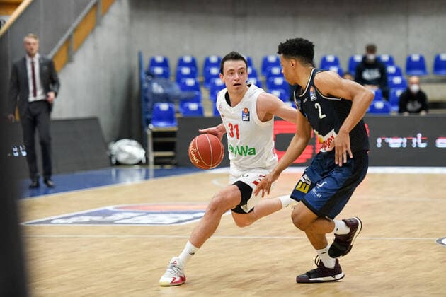 Zan Mark Sisko FC Bayern Muenchen Basketball in a duel with Trae Bell Haynes HAKRO Merlins Crailsheim , GER, HAKRO Merlins Crailsheim vs FC Bayern Basketball, 23 05 2021, Play Off Quarterfinal Game 4, Basketball Bundesliga, Season 2020 2021 GER, HAKRO Merlins Crailsheim vs FC Bayern Basketball, 23 05 2021, Play Off Quarterfinal Game 4, Basketball Bundesliga, Season 2020 202 Crailsheim Copyright: xEibnerxPressefoto MichaelxMemmlerx EP_MMR