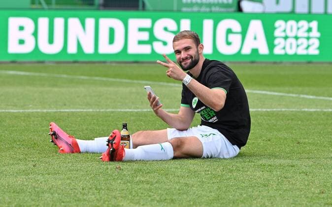 Bilder des Jahres 2021, Sport 05 Mai Sport Themen der Woche KW20 23.05.2021 - Fussball - Saison 2020 2021 - 2. Fussball - Bundesliga - 34. Spieltag: SpVgg Greuther Fürth ( Kleeblatt ) - Fortuna Düsseldorf F95 - - DFL REGULATIONS PROHIBIT ANY USE OF PHOTOGRAPHS AS IMAGE SEQUENCES AND OR QUASI-VIDEO - Aufstieg Aufsteiger in die erste Bundesliga - Simon Asta (2, SpVgg Greuther Fürth ) *** 23 05 2021 Football Season 2020 2021 2 Football Bundesliga 34 Matchday SpVgg Greuther Fürth Kleeblatt Fortuna Düsseldorf F95 DFL REGULATIONS PROHIBIT ANY USE OF PHOTOGRAPHS AS IMAGE SEQUENCES AND OR QUASI VIDEO Promotion Promotion to the first Bundesliga Simon Asta 2, SpVgg Greuther Fürth