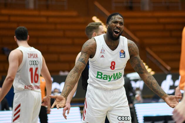 Jalen Reynolds FC Bayern Muenchen Basketball talks to the referee, GER, HAKRO Merlins Crailsheim vs FC Bayern Basketball, 23 05 2021, Play Off Quarterfinal Game 3, Basketball Bundesliga, Spielzeit 2020 2021 GER, HAKRO Merlins Crailsheim vs FC Bayern Basketball, 23 05 2021, Play Off Quarterfinal Game 3, Basketball Bundesliga, Spielzeit 2020 2021 Crailsheim Copyright: xEibnerxPressefoto MichaelxMemmlerx EP_MMR