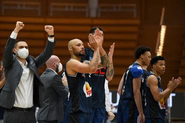 Maurice Stuckey HAKRO Merlins Crailsheim and team celebrate victory, GER, HAKRO Merlins Crailsheim vs FC Bayern Basketball, 23 05 2021, Play Off Quarterfinal Game 3, Basketball Bundesliga, Season 2020 2021 GER, HAKRO Merlins Crailsheim vs FC Bayern Basketball, 23 05 2021, Play Off Quarterfinal Game 3, Basketball Bundesliga, Season 2020 2021 Crailsheim Copyright: xEibnerxPressefoto MichaelxMemmlerx EP_MMR