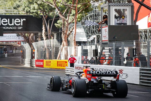 Formel 1, GP Monaco, Serena Williams zu Gast Serena Williams, waving the chequered flag to VERSTAPPEN Max (ned), Red Bull Racing Honda RB16B, during the 2021 Formula One World Championship, WM, Weltmeisterschaft Grand Prix of Monaco from on May 20 to 23 in Monaco - FORMULE 1 : Grand prix de Monaco - Course - Monaco - 23 05 2021 DPPI PANORAMIC  00121010__GDN4094
