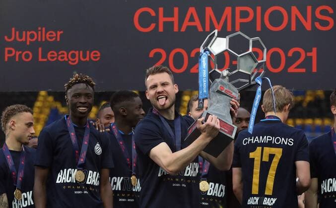 Sport Bilder des Tages BRUGGE, BELGIUM - MAY 23: Simon Mignolet of Club Brugge raises the trophy and celebrates the title of champion with his teammates after the Jupiler Pro League Champions play-offs match day 6 between Club Brugge and KRC Genk on May 23, 2021 in Brugge, Belgium. (Photo by Vincent Van Doornick Isosport)  x11912949x Copyright: