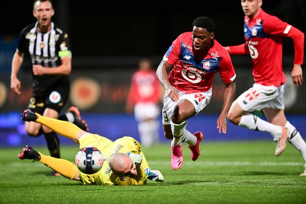 Jonathan David (Losc) vs PAUL BERNARDONI (Angers) FOOTBALL : Sco Angers vs LOSC - 38e journee Ligue 1 Uber Eats - 23 05 2021 JBAutissier Panoramic 